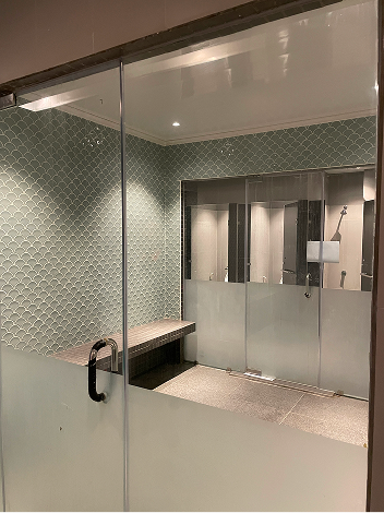 Ruang steam bath modern Osbond Gym